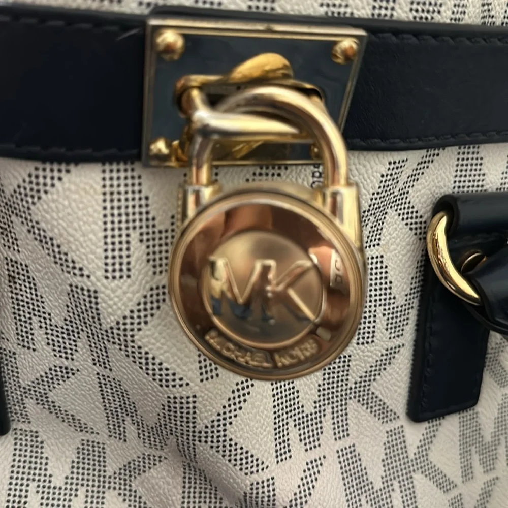Michael Kors purse - Picture 2 of 8